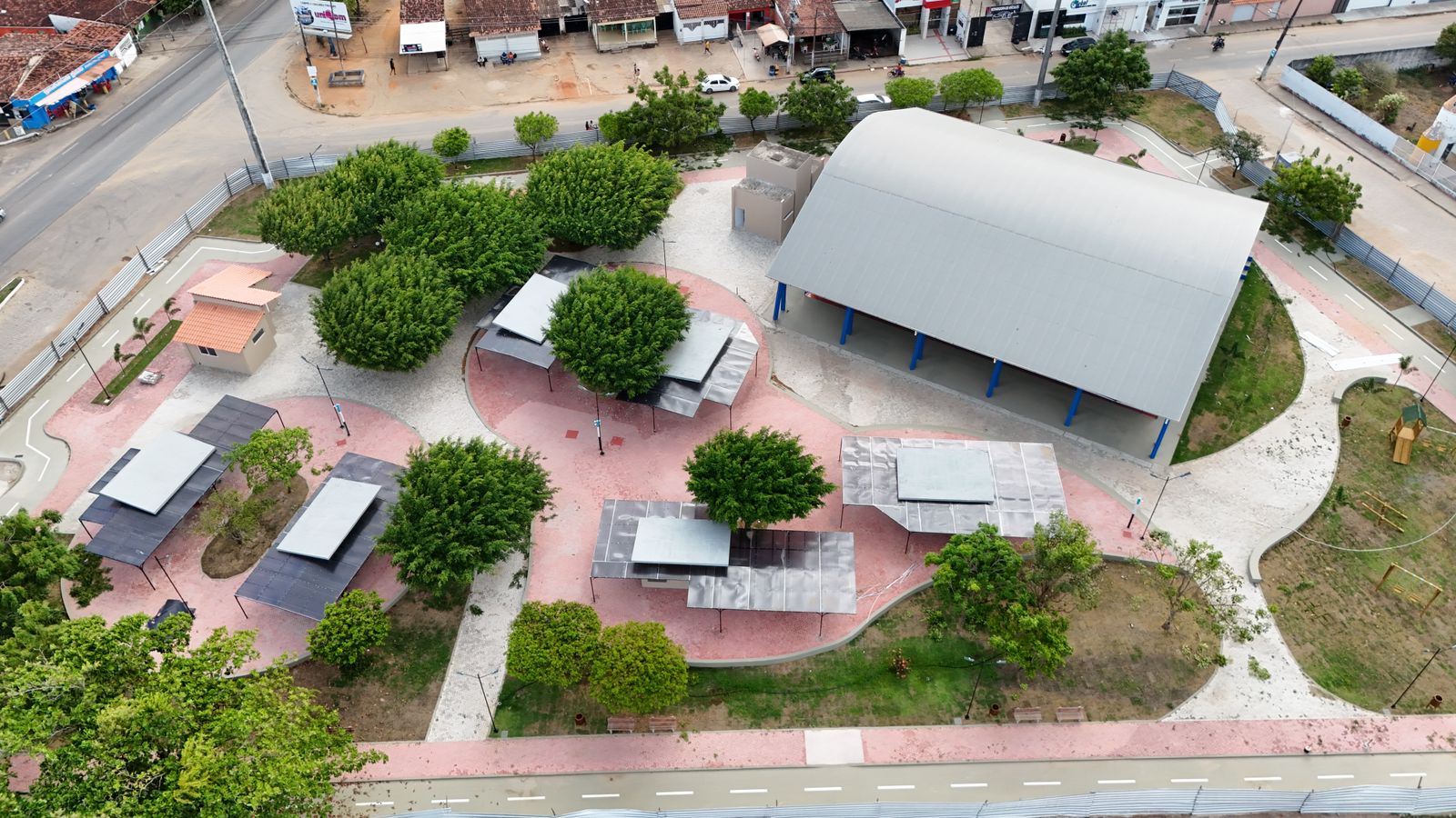 Praça do Hospital ganha videomonitoramento, pontos de recarga e atendimento ao turista